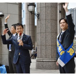 3位争いの国民民主・鈴木雅貴（右）／（Ｃ）共同通信社