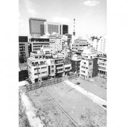 バブル盛期、地価が異常に高騰。不動産業者や暴力団が土地を買いあさる「地上げ」が横行、社会問題となっていった（1987＝昭和62＝年、西新橋）／（Ｃ）共同通信社