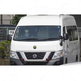 送検のため浜松中央署を出る山下市郎容疑者を乗せた車両（Ｃ）共同通信社