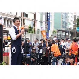 自民票を食っている（Ｃ）日刊ゲンダイ