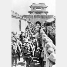 市の城壁を伝って、河北省保定に入城する日本軍兵士（1937＝昭和12＝年10月、INTERNATIONAL NEWS PHOTOS）／（Ｃ）共同通信社