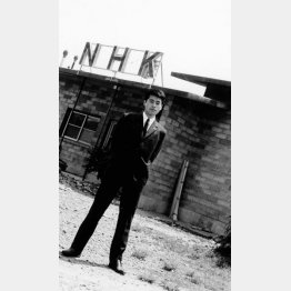 放送所の前で（本人提供）