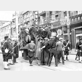 上海事変 。上海で、中国人捕虜をトラックに乗せる日本軍兵士（1932＝昭和7＝年2月）／（Ｃ）共同通信社