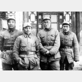 八路軍第129師団政治委員当時の鄧小平（左2）と同師団指導者たち（1938＝昭和13＝年1月、山西省桐峪鎮）／（Ｃ）共同通信社