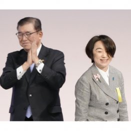 自民・大内理加は今回も苦しい（石破首相と）／（Ｃ）共同通信社
