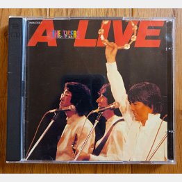 ライブ盤のジャケットで、これほど無の境地でたたずむ人はいないだろう（提供）スージー鈴木