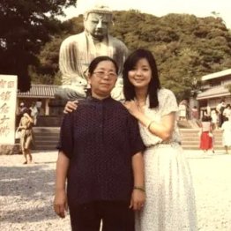 テレサと母親の趙素桂（提供写真）