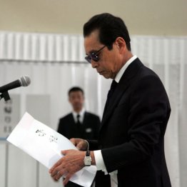 弔辞を述べるタモリ（Ｃ）日刊ゲンダイ