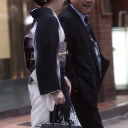 着物のままディスコに（Ｃ）日刊ゲンダイ