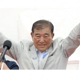 石破自民は国民をなめている（有権者に支持を訴える石破首相＝13日、熊本県）／（Ｃ）共同通信社