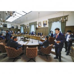 まだまだ記憶に新しい（野党7党提出のガソリン税暫定税率廃止法案を巡り、自民党は採決拒否。一方的に自民・三宅伸吾委員長〈右〉が散会宣言＝参院財政金融委、6月）／（Ｃ）共同通信社