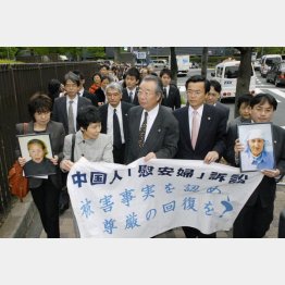 中国人元従軍慰安婦訴訟で原告の写真を掲げ最高裁に入る弁護士ら（2007年4月27日）／（Ｃ）共同通信社
