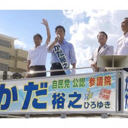 大阪府連の青山繁晴会長（右2）と並んで（Ｃ）日刊ゲンダイ