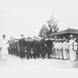 在学途中で徴兵され、入隊に際し隊列を組んで基地に入る学生たち（1943＝昭和18＝年9月）／（Ｃ）共同通信社