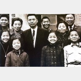 前列左から2番目がテレサ、後ろの男性が父、右隣が母（筆者提供）