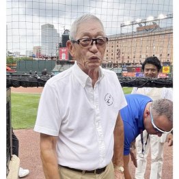 激励に訪れた筆者（Ｃ）共同通信社