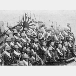 中国着陸に日章旗を上げる日本兵＝1937年（Ｃ）World History Archive／Universal Images Group／共同通信イメージズ