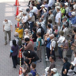 不安と不満と不平と（候補者の街頭演説を聴く聴衆）／（Ｃ）日刊ゲンダイ