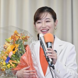 東京選挙区で初当選を果たし、あいさつする参政党のさや氏＝20日夜、東京都千代田区（Ｃ）共同通信社