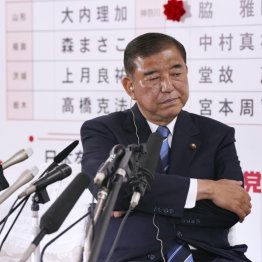 メディアのインタビューの合間、腕組みする自民党総裁の石破首相＝20日、東京・永田町の党本部（Ｃ）共同通信社