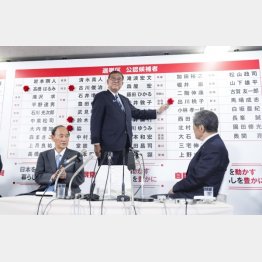 菅義偉副総裁（左）が今後の政局のキーパーソンなのか（Ｃ）共同通信社