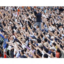 一斉に3本指のサイン（Ｃ）日刊ゲンダイ