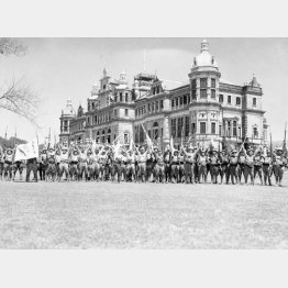 当時英国領であったビルマ（現ミャンマー）を占領し首都ラングーンでバンザイする日本軍兵士。その後インパール攻略へと突入していく（1942＝昭和17＝年3月19日）／（Ｃ）共同通信社