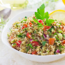 キヌアはサラダにも最適（Ｃ）iStock