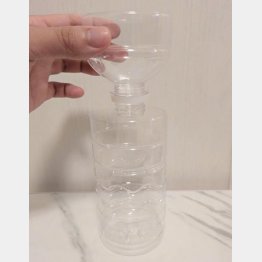 ペットボトルを切ったら、底の部分は水を満たし、飲み口部分にスポンジをセットする（提供写真）