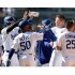 フリーマン（右2）やベッツらとハイタッチする大谷翔平（Ｃ）ロイター／Imagn Images