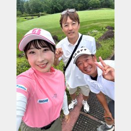 練習ラウンドにはボクもお供しました（中央は父・達也さん=提供写真）