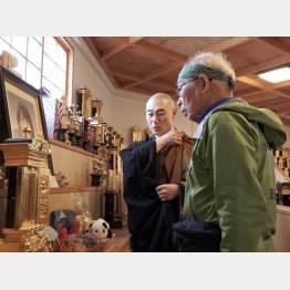 被災者の声にも耳を傾ける（Ｃ）Dr.カキゾエ歩く処方箋映画製作委員会2024年