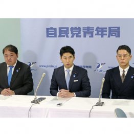 自民党青年局が石破退陣を迫っているのもマンガ（中央が、中曽根康隆青年局長）／（Ｃ）共同通信社