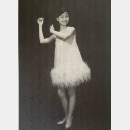 あどけなくポーズをとるテレサ・テン（提供写真）