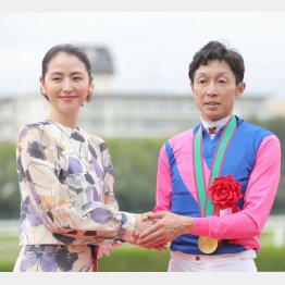 宝塚記念では長澤まさみがプレゼンター（Ｃ）日刊ゲンダイ