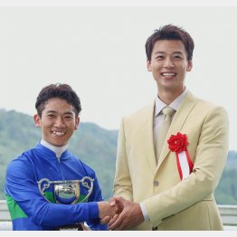 福島競馬場でもプレゼンターを務めた竹内涼真（Ｃ）日刊ゲンダイ