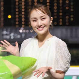 船橋競馬場には“ももクロ”の百田夏菜子が（Ｃ）日刊ゲンダイ