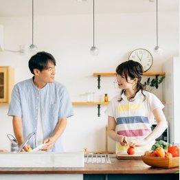 座らずに家族と一緒に家事をする