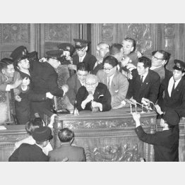 「日米安保条約」は警官隊を導入して強行採決（Ｃ）共同通信社