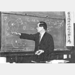 現地調査を終えて原子爆弾の総合研究を発表する理研の仁科芳雄（1945＝昭和20＝年9月）／（Ｃ）共同通信社