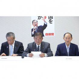 内輪モメに国民はウンザリ（左から）森山幹事長、石破首相、菅副総裁（Ｃ）日刊ゲンダイ