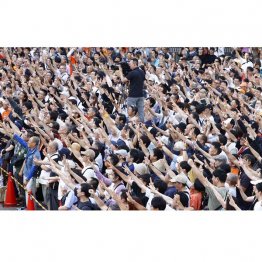 高揚感が支配する参政党の街頭演説（Ｃ）共同通信社