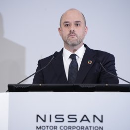 追浜工場での車両生産終了について記者会見する日産自動車のエスピノーサ社長（Ｃ）共同通信社