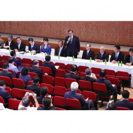 懇談会はガラ空き（Ｃ）日刊ゲンダイ