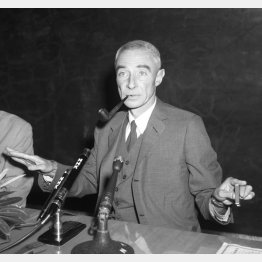 物理学者のロバート・オッペンハイマー（Ｃ）共同通信社