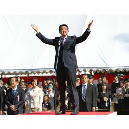 元首相がそうなら、首長でさえも、“「無責任」でまかり通るはず”ーと？（Ｃ）共同通信社