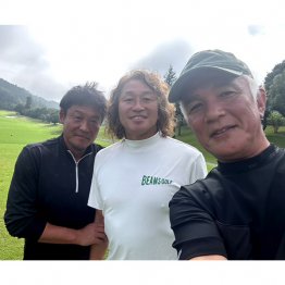 ゴルフ仲間とラウンド中にパチリ（中央が岡野さん）／（本人提供）