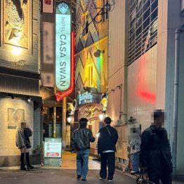 イエローロードの手前にいる立ちんぼ（Ｃ）日刊ゲンダイ