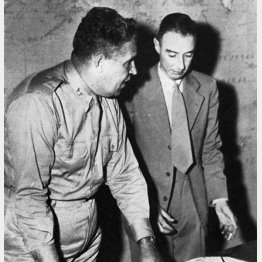 マンハッタン計画の軍事責任者、レスリー・グローブス将軍（左）とロバート・オッペンハイマー教授（Ｃ）World History Archive／ニューズコム／共同通信イメージズ