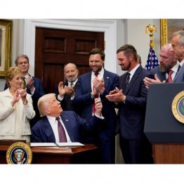 日本国民の血税81兆円、「オレ様が自由に使う」と言っている米国に差し出すのは論外（関税発動の大統領令に署名、閣僚から称賛されるトランプ米大統領）／（Ｃ）ロイター